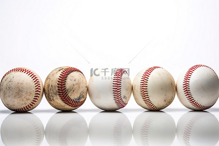 几个棒球在一条白线上