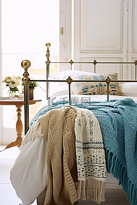 这张照片显示了一张床上有两条毯子