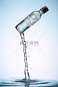 水瓶把水倒在水上