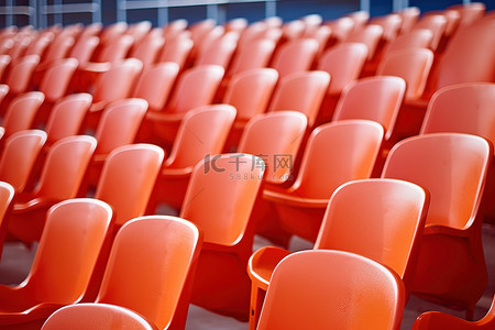 空荡荡的体育场里有一排红色椅子