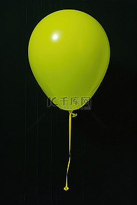 黑色氣球背景图片_一个亮绿色的​​气球挂在黑色的绳子上