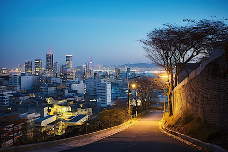 夜景道路背景图片_弘大市中心天际线附近的北村山上的道路