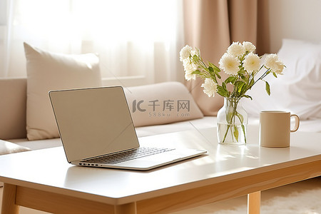 床上yon背景图片_床上有一张带笔记本电脑的桌子和一个花瓶