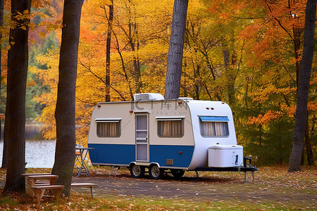 秋天里的枫叶背景图片_秋天颜色的拖车停在森林里