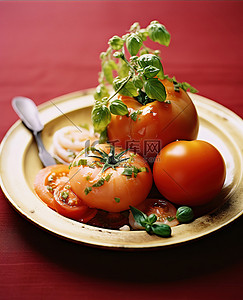 调味料专卖店图片背景图片_锅中西红柿的图像，盘子上放着香草和调味料