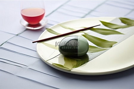 冰茶叶放在一个彩色盘子上，靠近一些饭团