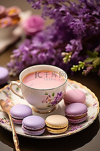杏仁饼背景图片_紫色的花和茶放在托盘上，上面有杏仁饼