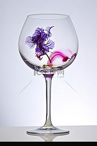 液体中有紫色花朵的酒杯