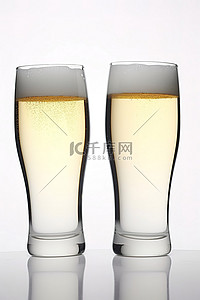 白色表面上有两个啤酒杯，有轮廓