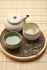 竹托盘上有两种不同类型的茶
