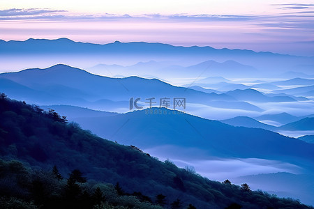 天空、紫色背景图片_紫色的山脉耸立在山谷之上