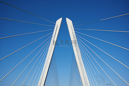 直背景图片_希腊最大的桥梁之一有一些弯曲和直的金属线