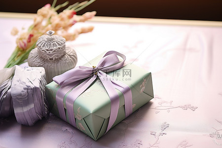 桌子上的亚洲礼物旁边有一个粉色礼品包装纸