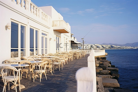 欧洲餐厅背景图片_海滨沿岸一家没有吸引力的餐厅
