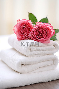 围在脖子上的毛巾背景图片_毛巾叠，中间有红玫瑰