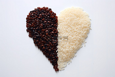 白色表面上的心形米饭和豆类
