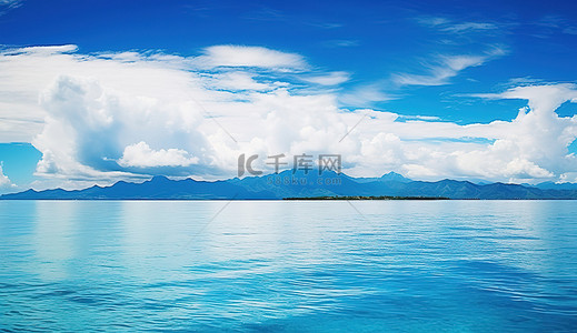 伟大的背后背景图片_蓝色的水和背后多云的天空