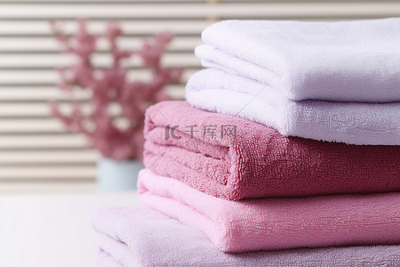 四块柔软的棉质毛巾粉色淡紫色和粉色叠起来