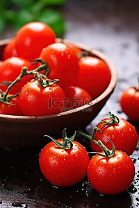 地上碗里的西红柿