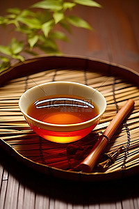 竹子上盛着茶的碗