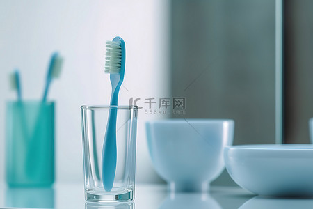 牙刷在玻璃杯中，旁边是其他白色产品