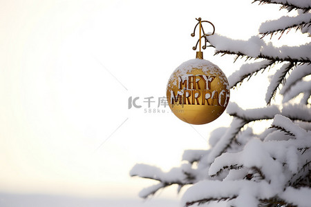 写下背景图片_在白雪覆盖的树顶上写下“圣诞快乐”的标语