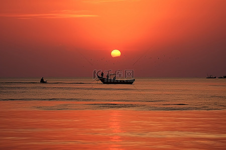 夕阳西下时，一名男子在船上钓鱼