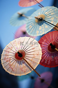 雨伞背景图片_几把带有彩色棍子的小雨伞