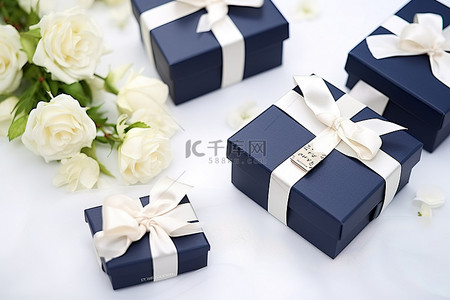 白花花的雪背景图片_白花附近有蝴蝶结的海军蓝礼盒