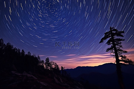 星星夜空背景图片_山间的星轨