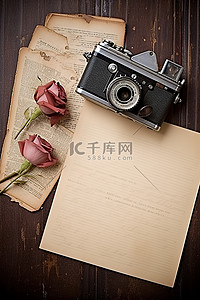 信纸张背景图片_木质表面上的旧相机照片和纸张