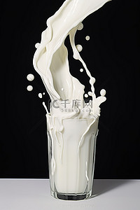 玻璃杯牛奶背景图片_牛奶倒入玻璃杯 免版税
