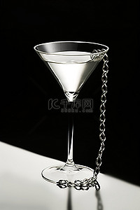 银色项链背景图片_绑在链条上的银色马提尼酒杯