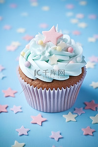 撒粉背景图片_蓝色背景的纸杯蛋糕与粉红色的星星