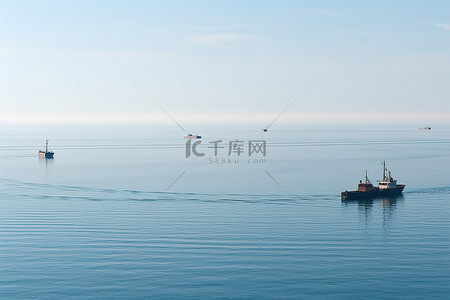 大船背景图片_这些大船顺着水面漂流