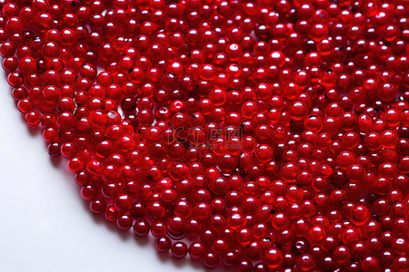 红色的红石榴籽形成抽象的语音泡沫