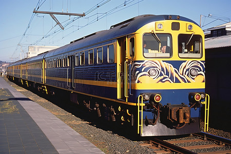 黄色和蓝色的火车离开车站