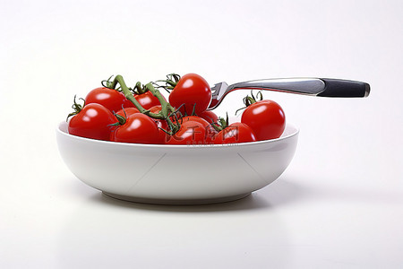 人们用叉子叉过成熟的西红柿，然后用叉子叉到白色上