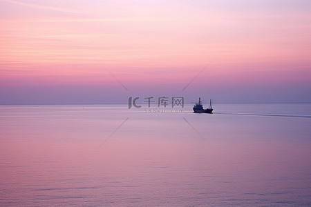 背景海背景图片_一艘大船在日落时驶入大海