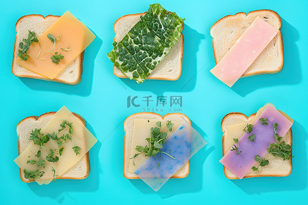 蓝色背景中的六片面包，上面有绿色蔬菜和新鲜香草