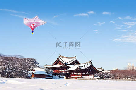 一只风筝在雪覆盖的风景上空飞翔
