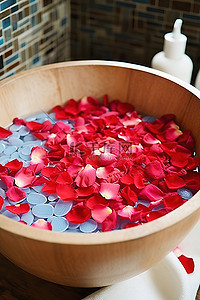 柜台上摆着一大碗玫瑰花瓣