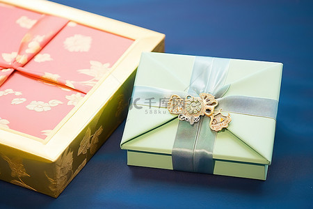 装饰有礼品信息和粉红色信封的礼品盒