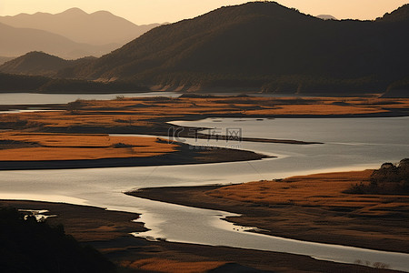 天安门会客厅背景图片_山上的湖岸，上面有一条河