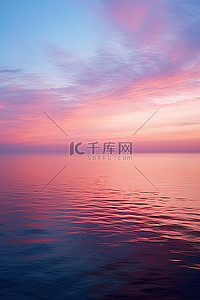 天空海岸背景图片_海岸蓝色水面上的橙色粉色和紫色日落