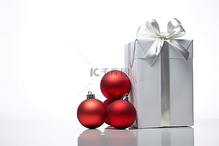 圣诞礼物与红色白色和银色的球