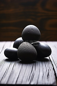 一群黑色的石头坐在一边