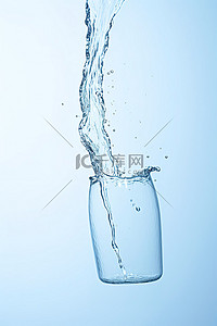 一杯水从蓝色背景的瓶子里倒出来