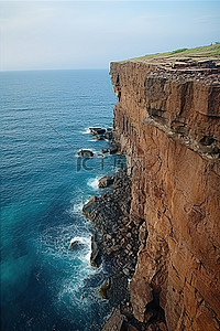 公路伸向远方的背景图片_伸向大海的长悬崖