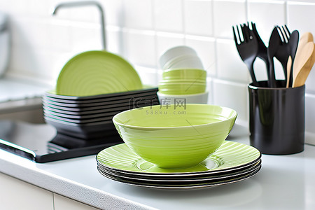 清洁厨房里的盘子和碗